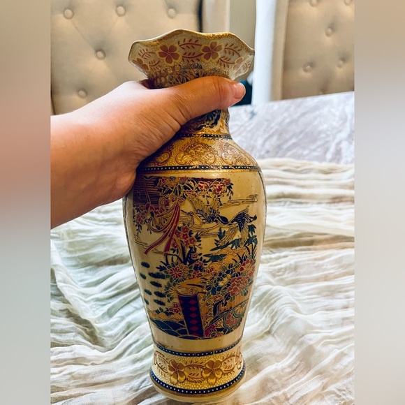 Vintage Hand-painted Satsuma Style Heron Motif Vase with gold detailing - Picture 5 of 6